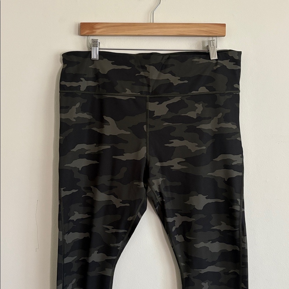 Athleta Camo Ultimate Stash Pocket 7/8 Tight Leggings - Picture 3 of 7